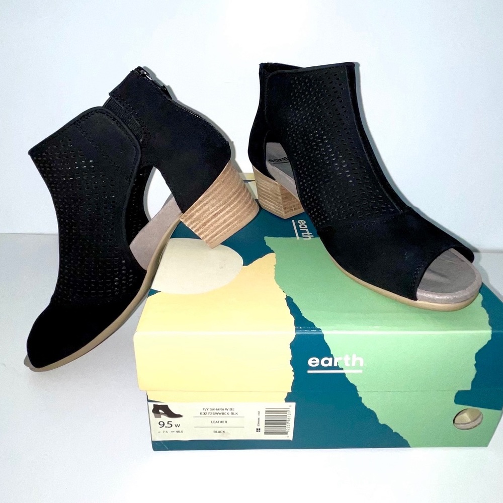 NIB Earth Ivy Sahara Perforated Suede Peep Toe Booties Sandals, Black Size 9.5W